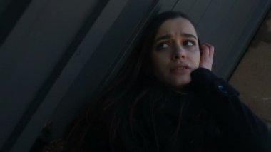 Kapının önünde, kriz üzerine eğilerek çekilmesi ve depresyon geçiren kadın