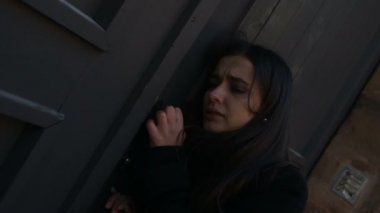 Genç kadın panik atak acı kapalı, bağımlılığı kapıyı