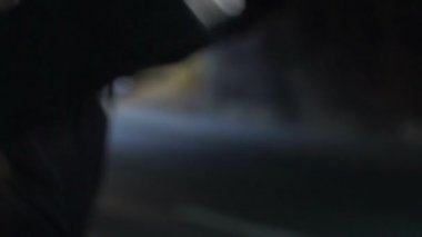 Şaşkın genç kız, yakın çekim soygun çanta dışarı çekerek hırsız eller