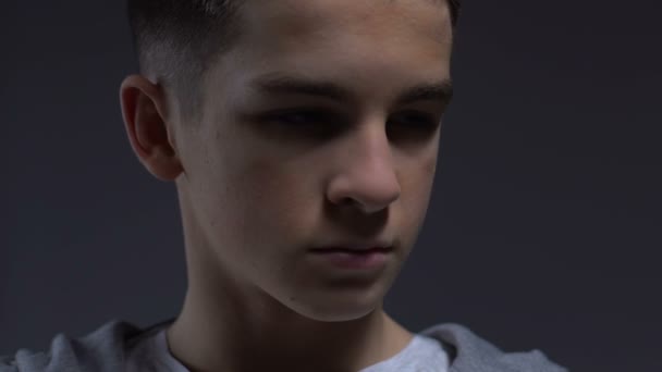 Adolescente melancólico sofrendo depressão olhando para baixo, trauma psicológico — Vídeo de Stock