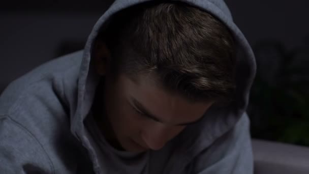 Depresso giovane ragazzo sentirsi soli dopo aver rotto con la fidanzata, tristezza — Video Stock