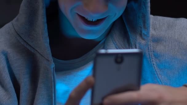 Podekscytowany młody facet przeglądanie treści dla dorosłych na smartphone bez formantu nadrzędnego — Wideo stockowe