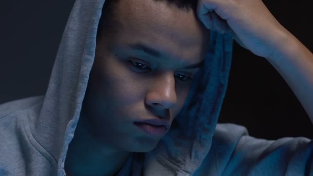 Depressiver Typ, der Eltern beim Streiten zuhört, Trennung der Familie, Depression — Stockvideo