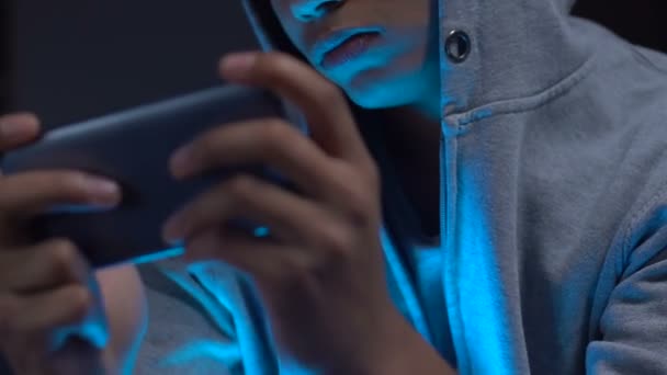 Afro américain garçon jouant jeu mobile simulateur de vol sur smartphone la nuit — Video