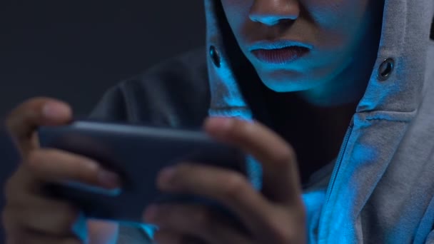 Étudiant noir frustré de perdre le jeu sur smartphone, dépendance — Video