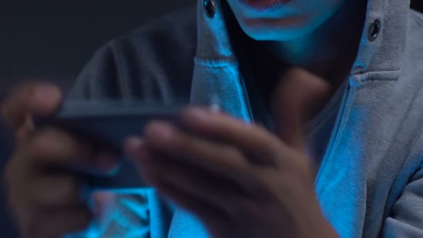 Африканский американец расстроен проигрышем игры на смартфоне ночью, зависимость — стоковое видео