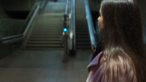 Aantrekkelijke dame wachten vriend in de metro, avond activiteit, slow-motion — Stockvideo