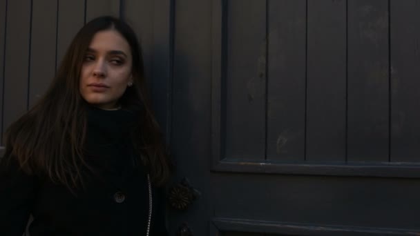 Krásná zklamaná dívka čeká venku na přítele, který je pozdě na datum — Stock video
