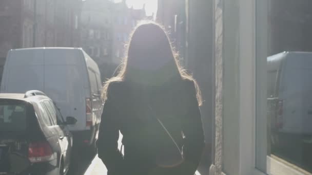 Feminina flicka långsamt vandrar i varm vår strålar av sol till arbete, bra humör — Stockvideo