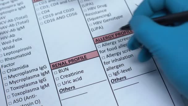 Allergie, arts controleren van ziekte in het lab, weergegeven: bloed blancomonster in buis — Stockvideo