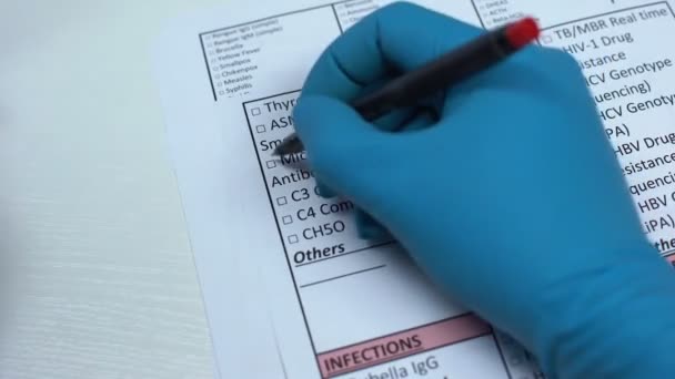 Mikrosomalnych przeciwciał, lekarz kontroli choroby w puste, wyświetlone próbki krwi w laboratorium — Wideo stockowe