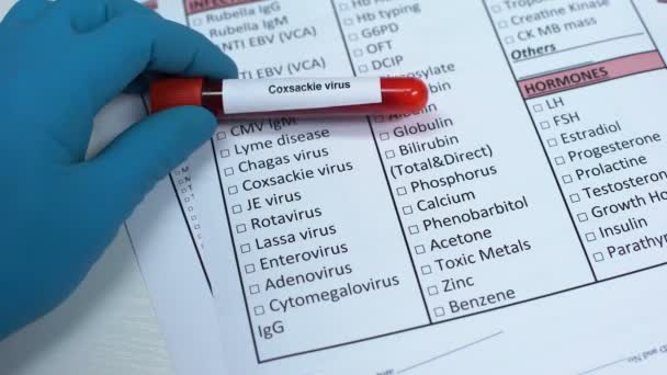 Virus Coxackie, médico comprobando enfermedad en blanco de laboratorio, mostrando muestra de sangre — Vídeos de Stock