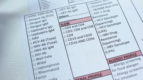 CD3, CD4, il medico controlla i nomi in bianco del laboratorio, mostrando il campione di sangue nel tubo — Video Stock