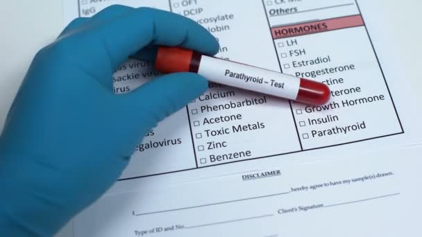 Paratyreoidea, lege som sjekker hormonet på labblindprøve, og som viser blodprøve i tube – stockvideo