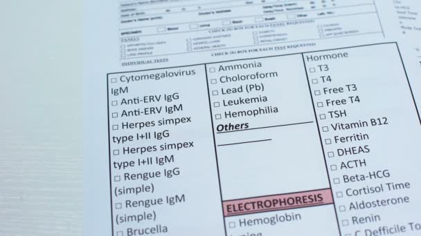 リード、チューブに血液サンプルを示すラボ空白のチェックの要素名を医師 — ストック動画