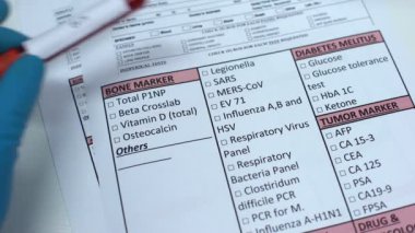 Ev 71, boş, laboratuarda test ad denetleme doktor tüp kan örneği gösterilen