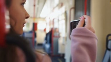 Kız çekim şehir otobüs, seyahat ederken telefon ile akarsu yaşamak, seyahat blog
