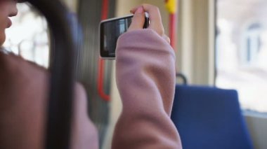 Cep telefonundan otobüs, seyahat ederken streaming online Blogger kendi kendine Tur Rehberi