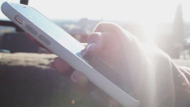 Otel bulmak için GPS navigasyon veya harita kullanarak app cep telefonuyla kaydırma kadın