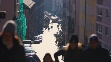 Nürnberg, Almanya - 16 Kasım 2018: Gezi şehrin. Apartmanlar, Nürnberg, Almanya ile dar sokak boyunca yürüyüş insanlar