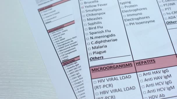 Malaria, arts controleren van ziekte in het lab, weergegeven: bloed blancomonster in buis — Stockvideo