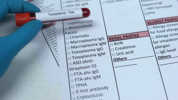 Toxoplasma, 튜브에 실험실 빈, 보여주는 혈액 샘플에서 질병을 검사 하는 의사 — 비디오