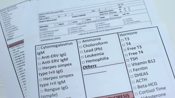 Hemofilia, médico comprobando enfermedad en blanco de laboratorio, mostrando muestra de sangre en tubo — Vídeos de Stock