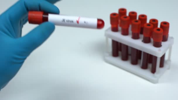 Prueba de virus JE negativa, médico mostrando muestras de sangre de laboratorio de investigación de chequeo de salud — Vídeos de Stock