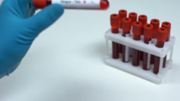 Test de dengue négatif, médecin montrant un échantillon de sang, recherche en laboratoire, bilan de santé — Video