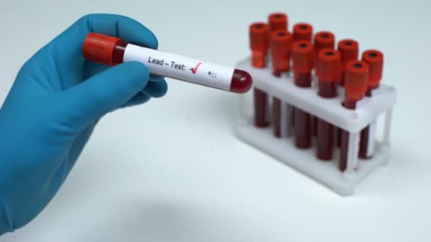 Teste de chumbo negativo, médico mostrando amostra de sangue, pesquisa de laboratório, exame de saúde — Vídeo de Stock