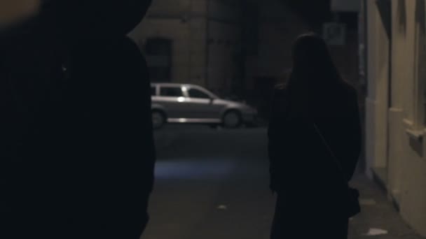 Maniac chasse et attaque jeune femme dans la rue de nuit, quartier de la criminalité slow-mo — Video