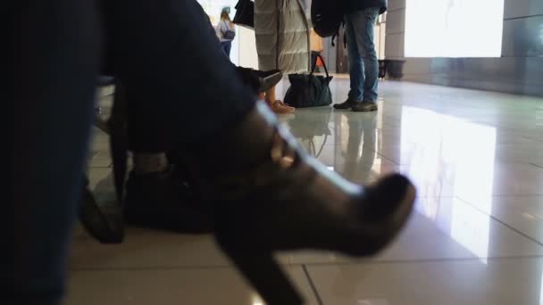 Vrouw in hoge hakken laarzen wachten vlucht in airport, zakenreis, close-up — Stockvideo