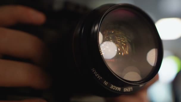 Mannelijke reiziger fotograferen met de camera, kwaliteit foto-apparatuur, close-up — Stockvideo