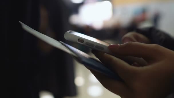 Menina segurando passaporte e usando telefone celular para fazer negócios enquanto viaja — Vídeo de Stock