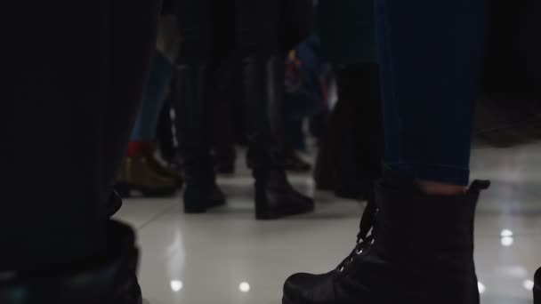 Nohy z davu lidí čekání na odbavení na letišti nebo v hotelu, do fronty k bance — Stock video