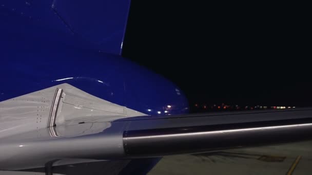 Самолет в ночном аэропорту в ожидании взлета, путешествия с низкой стоимостью, частный самолет — стоковое видео