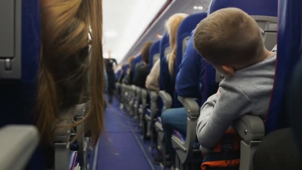 Azafata instruyendo a los pasajeros sobre las reglas de seguridad, demostración previa al vuelo — Vídeo de stock