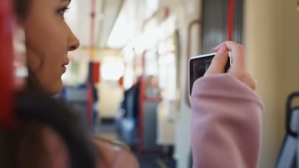 女孩拍摄城市与电话, 而乘坐公交车旅行, 直播流, 旅游博客 — 图库视频影像