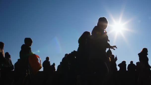 NUREMBERG, ALEMANIA - 16 DE NOVIEMBRE DE 2018: Turismo en la ciudad. Grupo de estudiantes de secundaria corriendo contra el cielo, día soleado Europa — Vídeos de Stock