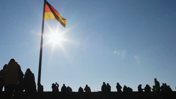 NUREMBERG, ALEMANIA - 16 DE NOVIEMBRE DE 2018: Turismo en la ciudad. Gente caminando, descansando en Nuremberg, bandera alemana ondeando contra el cielo azul — Vídeo de stock