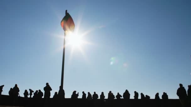 NUREMBERG, GERMANY - NOVEMBER 16, 2018: Sightseeing in the city. Silhouette of strolling crowd and flying German flag against blue sky, Nuremberg — Stock Video