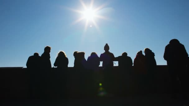 NUREMBERG, ALEMANHA - NOVEMBRO 16, 2018: Passeios turísticos na cidade. Silhuetas de turistas vendo cidade e tirando fotos de atração, Europa — Vídeo de Stock