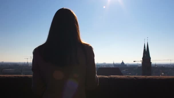 Жінка сумно дивиться на місто з висоти, зниклий безвісти будинок, самотність — стокове відео