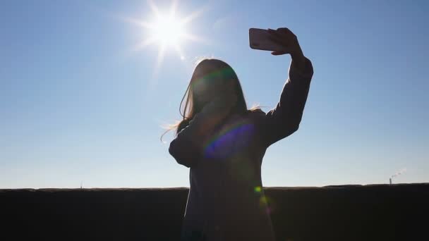 Atrakcyjny brunetka blogów o podróży, o wideo czat na smartphone — Wideo stockowe