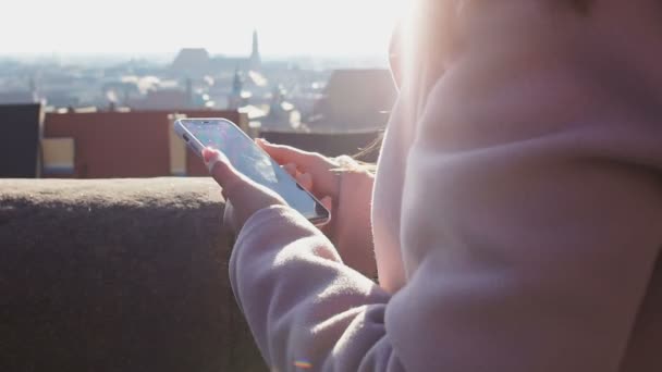 Žena, sdílení fotografií v sociálních sítí v telefonu, bezplatné wi-fi na střešní terase — Stock video