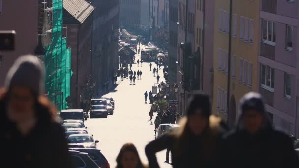 NUREMBERG, GERMANY - NOVEMBER 16, 2018: Sightseeing in the city. People walking along narrow street with apartment buildings, Nuremberg, Germany — Stock Video