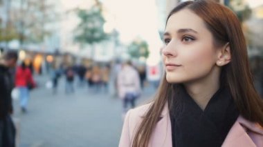 İlk randevuda POV adam ona, ışık gülümseyen güzel kıza baktığını flört