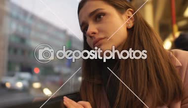 Genç kadın ne yazık ki otobüs pencereden dışarı bakarak depresyon ve yalnızlık