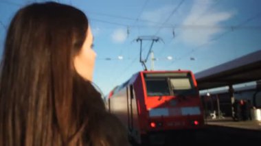 Genç kadın geç için elektrikli tren, kötü başlamak çalışma günü olarak, çaresiz duygu