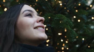 Noel ağacı, şenlikli ruh hali, closeup kokusu teneffüs edilmesi genç güzel kız